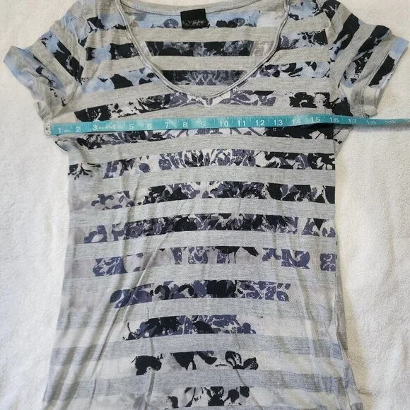 Buckle DAYTRIP Vtg Y2K Top Fairycore Whimsical Goth Tee Size L Gray Blue V-Neck - Picture 3 of 6